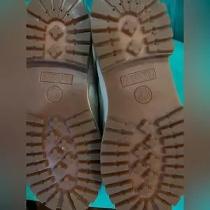 Beige Timberland Boots. 
Size 5.5 men (Size 7.5 women).
Great Condition- new Amazon.com | Timberland Women main image 2